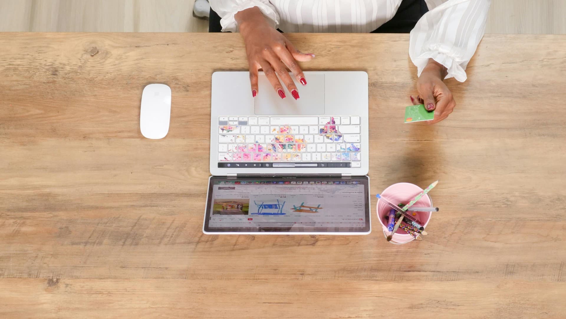 Cursos y ebooks elegantemente dispuestos sobre un escritorio luminoso